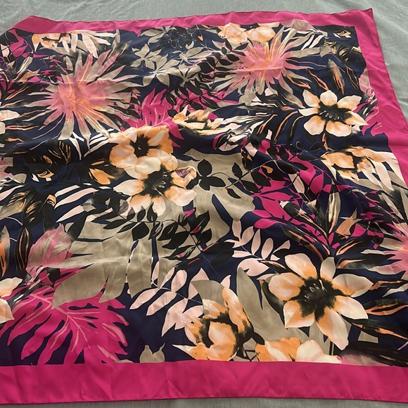 Square scarf blue and pink NWT Italian brand Oviesse 34”x34” - Picture 4 of 6